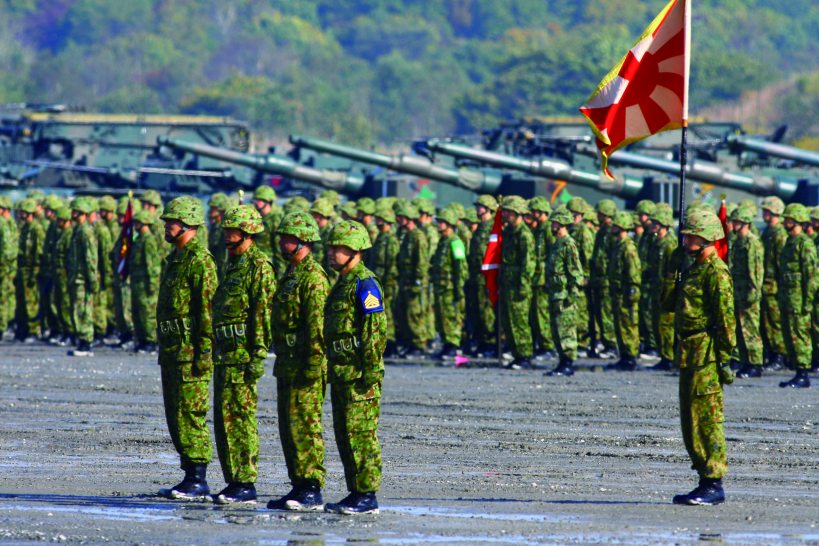 校閱活動開始前，全體官兵低頭為大地震罹難民眾默哀。