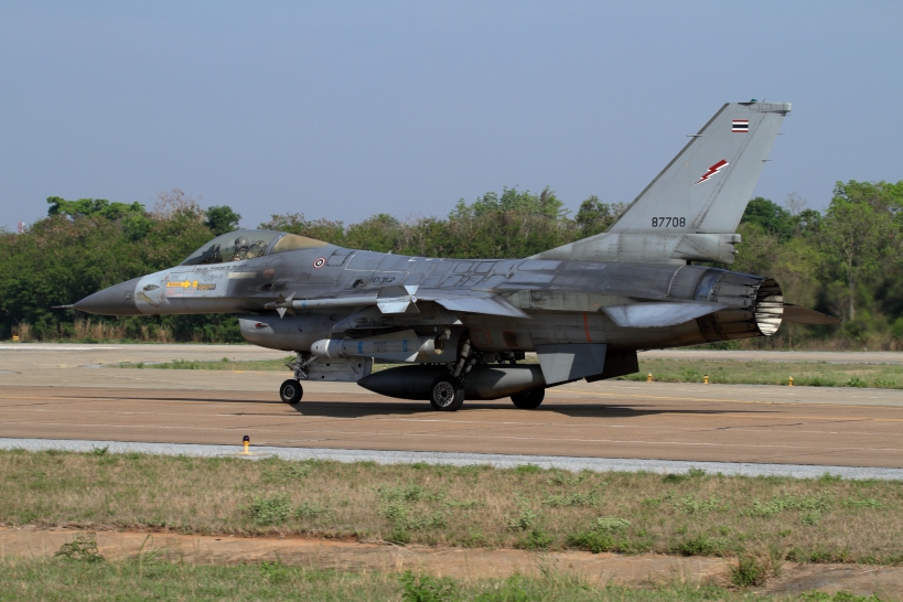 泰國皇家空軍第103中隊的F-16A戰機，正掛載AGM-65 小牛飛彈起飛。